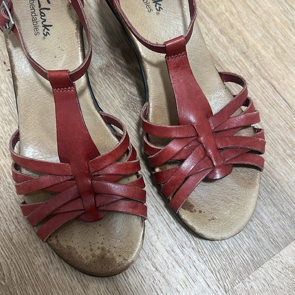 CLARKS | Wide T-Strap Leather Comfort Sandals - Picture 2 of 7